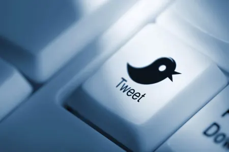 Telefonu əlindən alınan uşaq - "Twitter"ə soyuducu ilə daxil oldu - FOTO