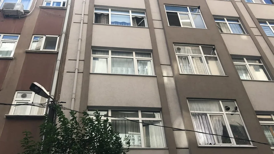 Yuxuda gəzən şəxs 4-cü mərtəbədən yıxıldı, maşına çırpıldı - ANBAAN GÖRÜNTÜLƏR