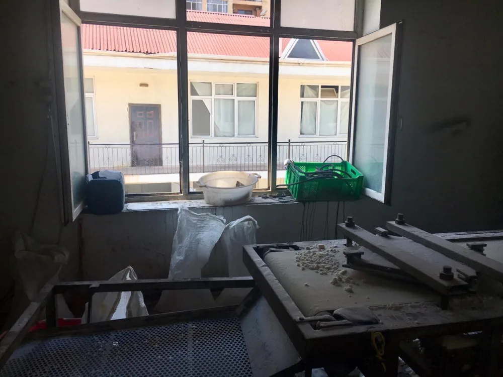 DƏHŞƏT! İnsanlara paslı, çirkli qablara yığılan - QƏND SATIRLAR - FOTOLAR