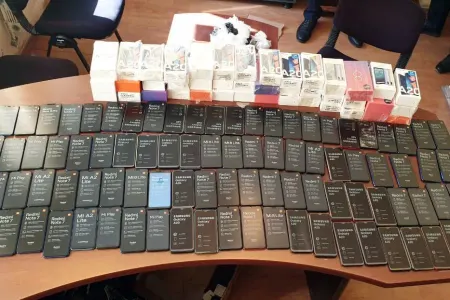 Gömrükçülər 90 ədəd mobil telefon - AŞKARLADI - FOTO