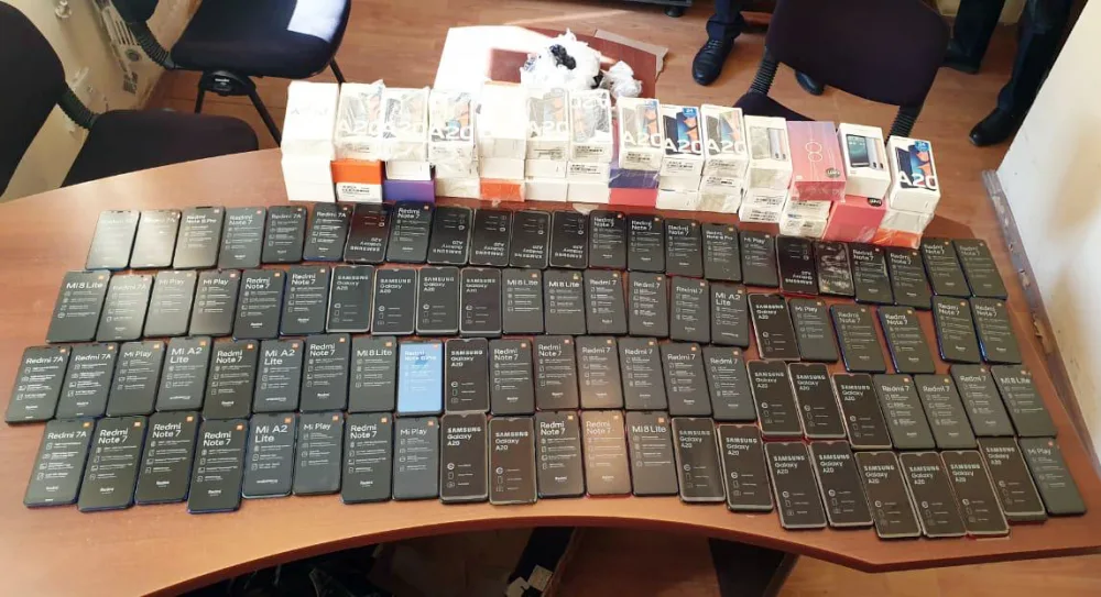 Gömrükçülər 90 ədəd mobil telefon - AŞKARLADI - FOTO
