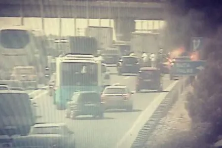 Bakıda magistral yolda avtomobil yanır, tıxac var - FOTOLAR
