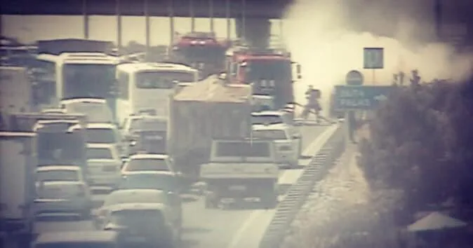Bakıda magistral yolda avtomobil yanır, tıxac var - FOTOLAR