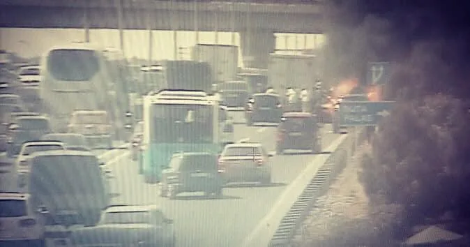 Bakıda magistral yolda avtomobil yanır, tıxac var - FOTOLAR