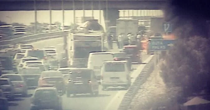 Bakıda magistral yolda avtomobil yanır, tıxac var - FOTOLAR