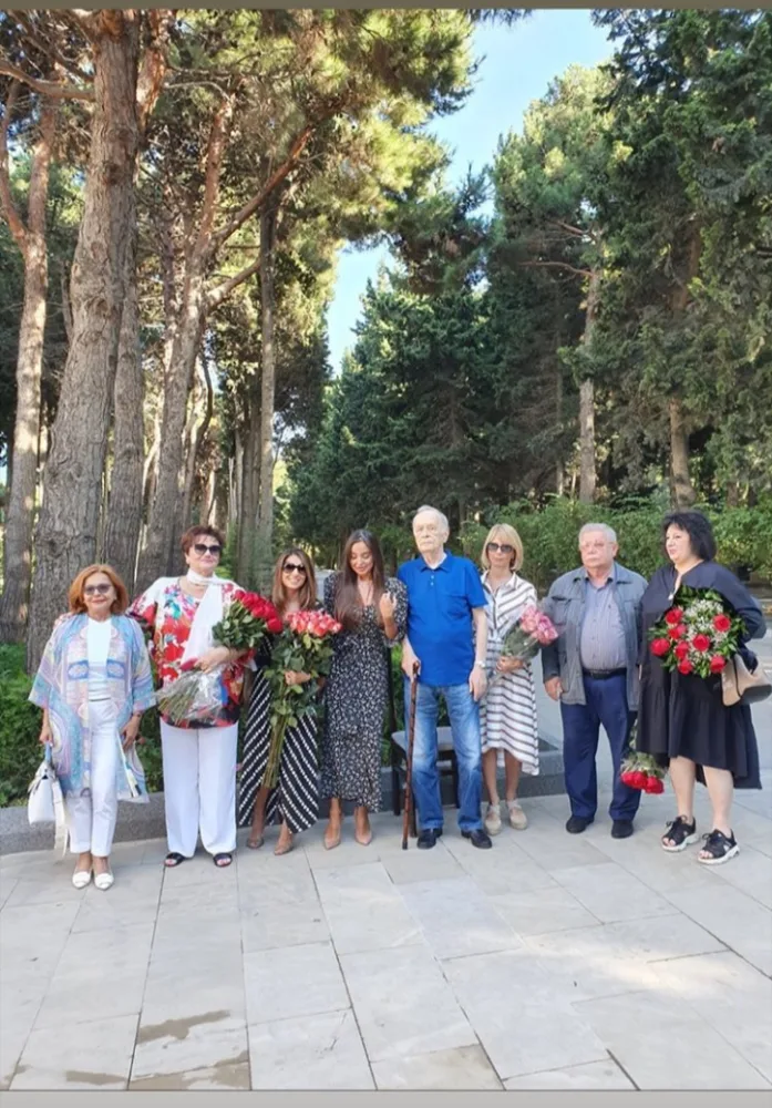 Leyla Əliyeva Müslüm Maqomayevin məzarını ziyarət edib - FOTOLAR