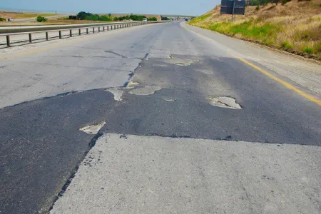 SÜRÜCLƏRİN NƏZƏRİNƏ: Bakı - Quba yolu TƏMİR OLUNUR