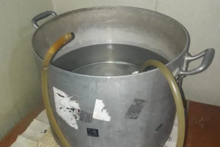 Gəncədə saxta alkoqollu içki istehsal edən müəssisə ifşa olundu- - RƏSMİ
