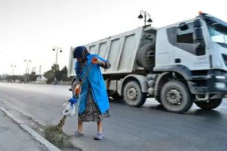 Bakıda dəhşətli qəza – - Maşın yolu süpürən işçini vurub öldürdü – VİDEO