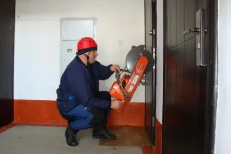 Mənzildə bağlı qapı arxasında köməksiz vəziyyətdə qaldı, - xilasetmə qüvvələri işə keçdi