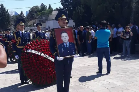 Hərbi pilot Rəşad Atakişiyev Azərbaycan Himninin sədaları altında - DƏFN EDİLDİ - YENİLƏNİB- FOTO - VİDEO