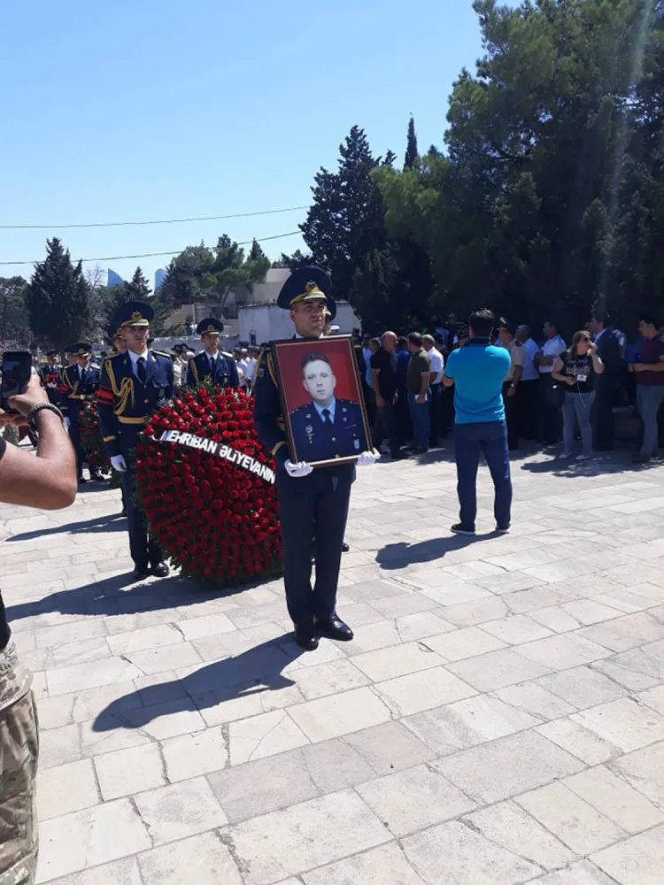 Hərbi pilot Rəşad Atakişiyev Azərbaycan Himninin sədaları altında - DƏFN EDİLDİ - YENİLƏNİB- FOTO - VİDEO