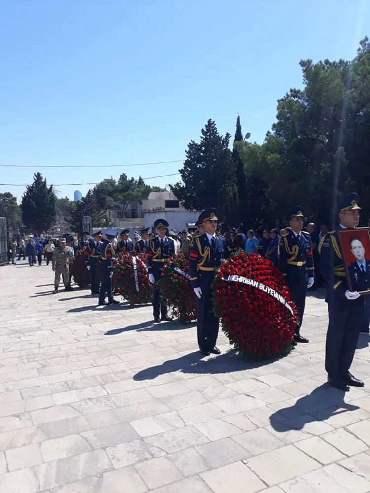 Hərbi pilot Rəşad Atakişiyev Azərbaycan Himninin sədaları altında - DƏFN EDİLDİ - YENİLƏNİB- FOTO - VİDEO