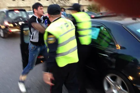 Bakıda sürücü yol polisinə dönər bıçağı ilə - HÜCUM ETDİ
