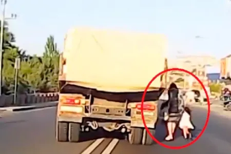 Bakıda uşaq və qadın "Kamaz"ın altından son anda - XİLAS OLDU - VİDEO