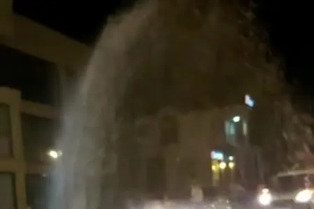Son dəqiqə! Babək prospektində su borusu partladı, - Nəqliyyat iflic vəziyyətə düşdü