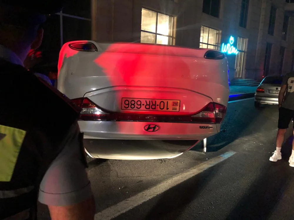 İçkili sürücü maşını aşırdı, sonra insanlara hücum etdi