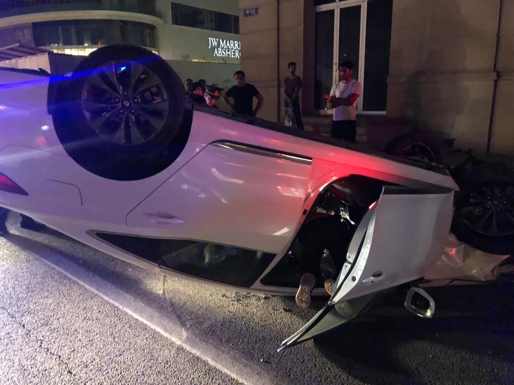İçkili sürücü maşını aşırdı, sonra insanlara hücum etdi