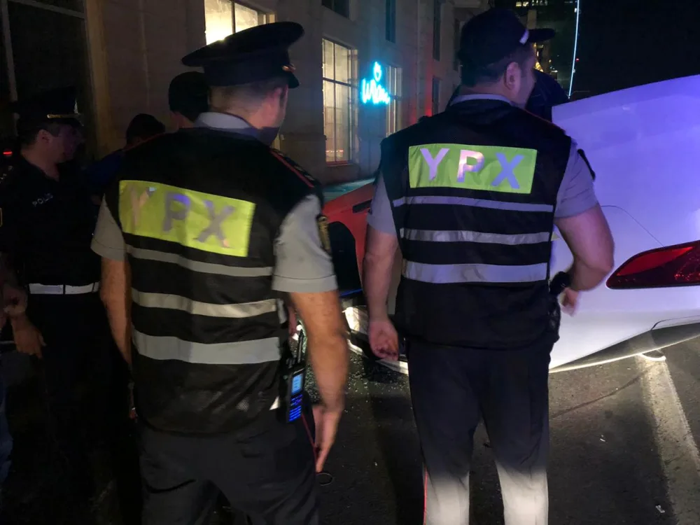 İçkili sürücü maşını aşırdı, sonra insanlara hücum etdi