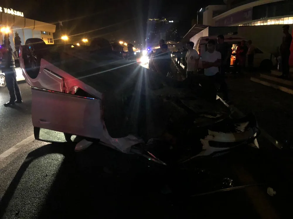 İçkili sürücü maşını aşırdı, sonra insanlara hücum etdi