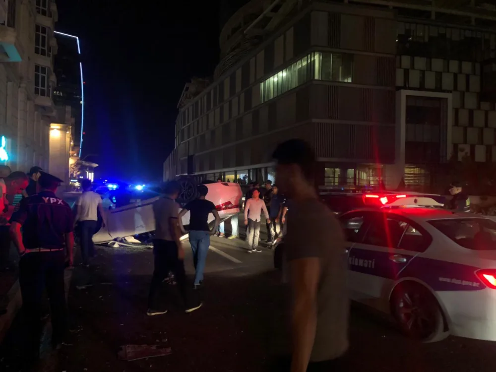 İçkili sürücü maşını aşırdı, sonra insanlara hücum etdi