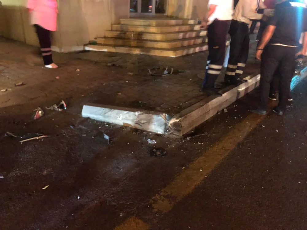 İçkili sürücü maşını aşırdı, sonra insanlara hücum etdi