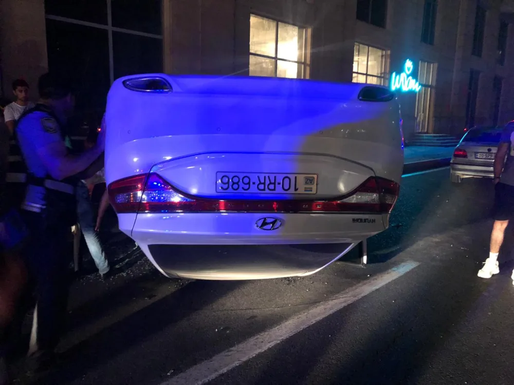 İçkili sürücü maşını aşırdı, sonra insanlara hücum etdi