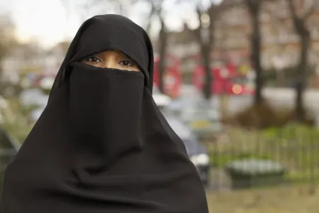 14 yaşlı hicablı qıza hücum - Baş örtüsünü çıxarıb... - VİDEO
