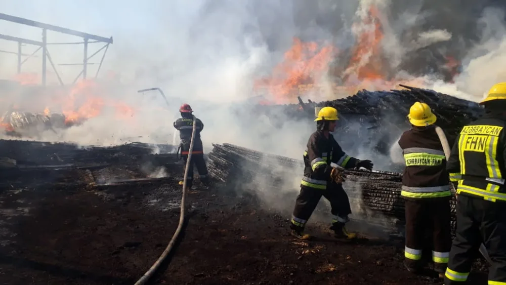 Taxta bazarında yanğın - SÖNDÜRÜLDÜ - FOTOLAR - VİDEO - YENİLƏNİB - 3