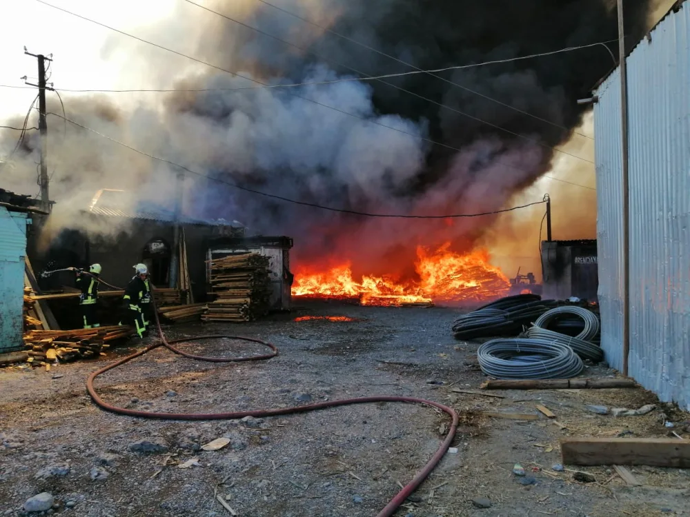 Taxta bazarında yanğın - SÖNDÜRÜLDÜ - FOTOLAR - VİDEO - YENİLƏNİB - 3