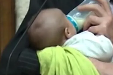 Spiker iclas vaxtı millət vəkilinin - UŞAĞINA SÜD VERDİ - FOTO - VIDEO