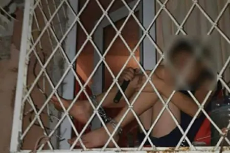 Zəncirlənən uşaqla bağlı xalası danışdı: - "Evdən pul oğurlayır, alkoqollu içkilər qəbul edir"-VİDEO