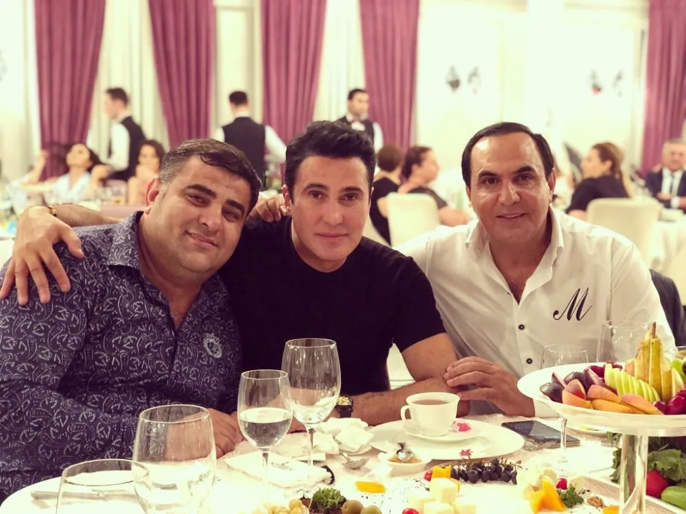 Manaf Ağayev nəvəsi üçün vur-çatlasın etdi, əl qaldırıb oynadı - FOTO-VİDEO