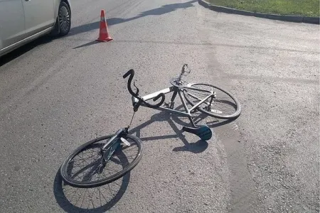 Velosiped sürərkən avtomobil vurdu