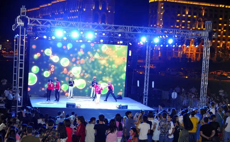 Faiq Ağayevin Heydər Əliyev Mərkəzinin parkında konserti olub