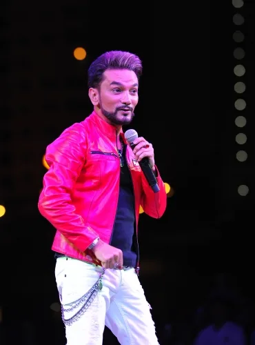 Faiq Ağayevin Heydər Əliyev Mərkəzinin parkında konserti olub