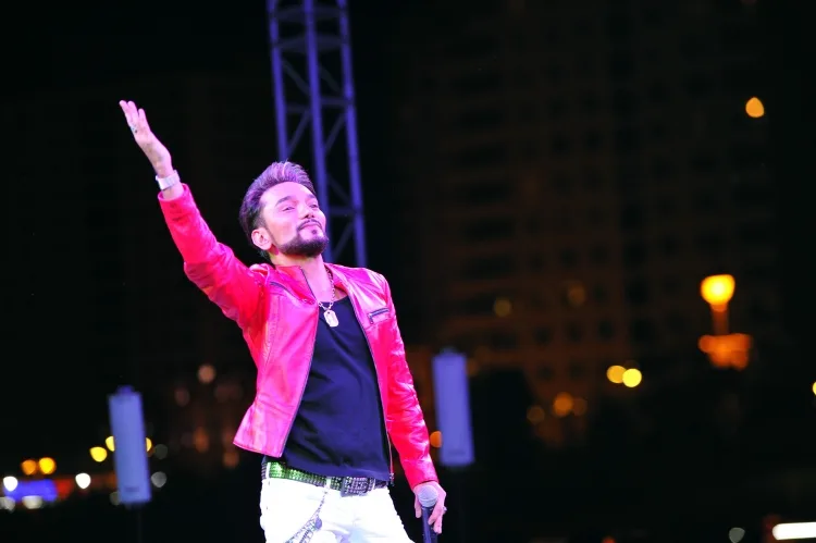 Faiq Ağayevin Heydər Əliyev Mərkəzinin parkında konserti olub