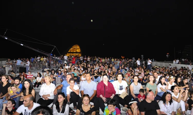 Faiq Ağayevin Heydər Əliyev Mərkəzinin parkında konserti olub