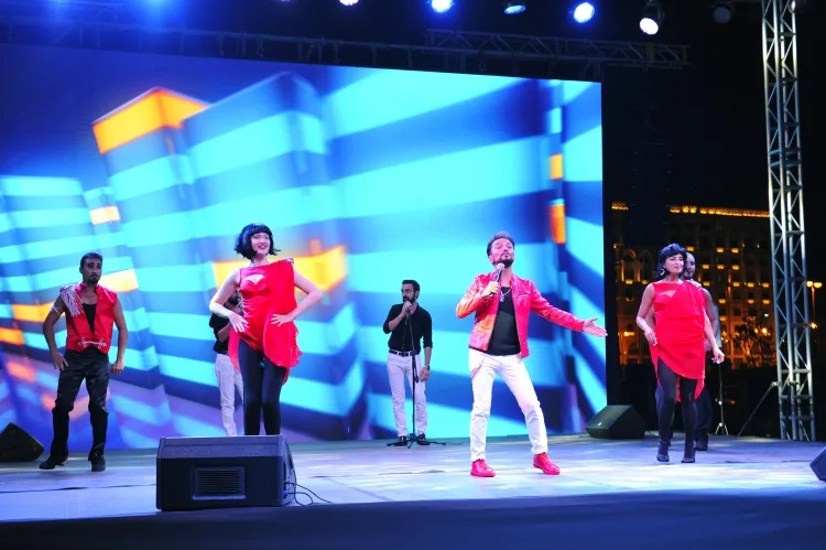 Faiq Ağayevin Heydər Əliyev Mərkəzinin parkında konserti olub