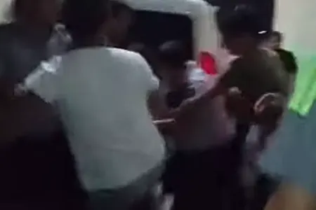 Bakıda oğlan sevdiyi qızın binasının önündə fişəng atdı - kütləvi dava çıxdı -VİDEO
