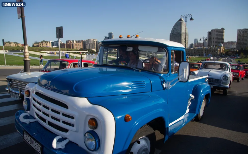Klassik avtomobillərin yürüşü - Hacı Nurana allı-güllü maşın hədiyyə olundu - -FOTO-VİDEO