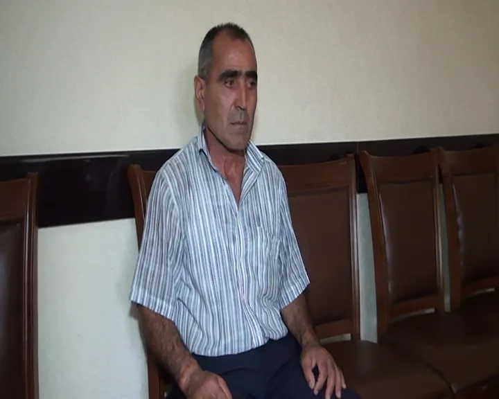 Şadlıq sarayının qarşısından avtomobil qaçıran şəxs - SAXLANILDI - FOTO