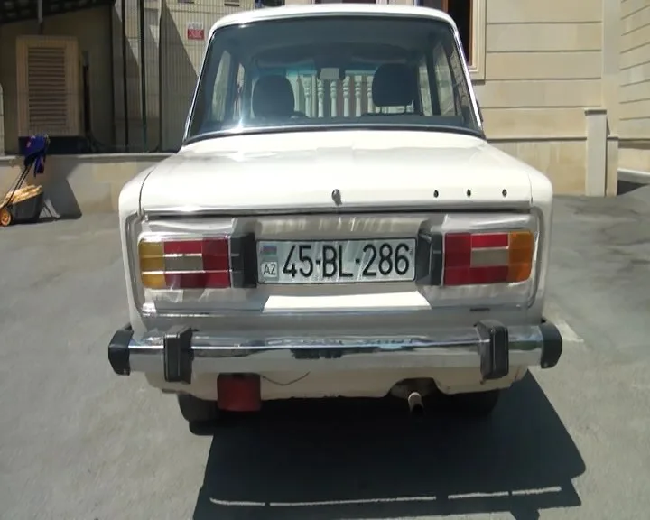 Şadlıq sarayının qarşısından avtomobil qaçıran şəxs - SAXLANILDI - FOTO