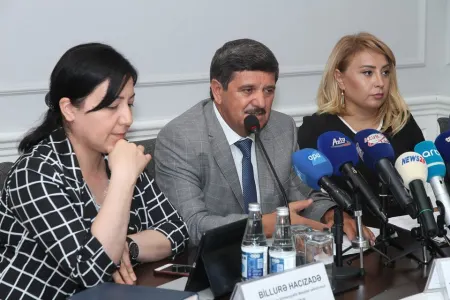 "Bəzi müəllimlər 5 yaşlı uşaqlara birinci sinif materialları ilə - dərs keçir" - Firidun Həmzəyev