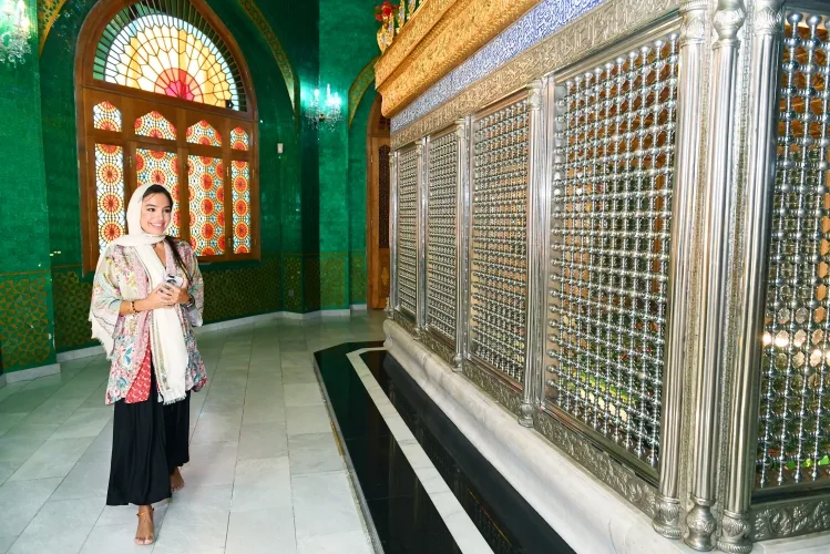 Bibiheybət ziyarətgahında Azərbaycanın Birinci vitse-prezidentinə - Qurani-Kərim hədiyyə olunub