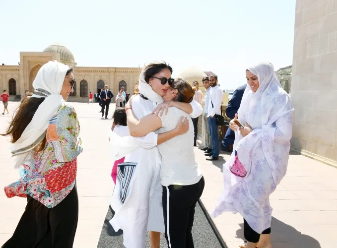 Bibiheybət ziyarətgahında Azərbaycanın Birinci vitse-prezidentinə - Qurani-Kərim hədiyyə olunub