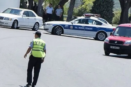 Bakıda yolu keçən yol polisini maşın vurdu