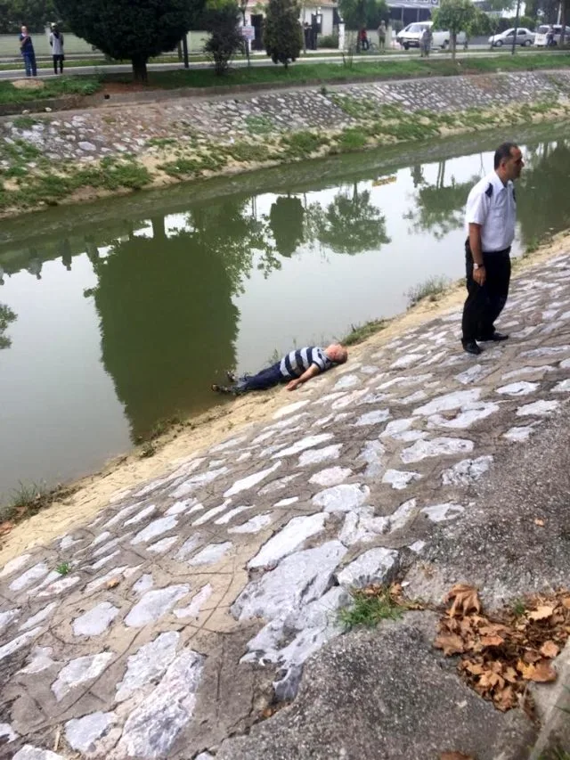 Ata küçədə qızına sataşanı - bayıldana qədər döydü