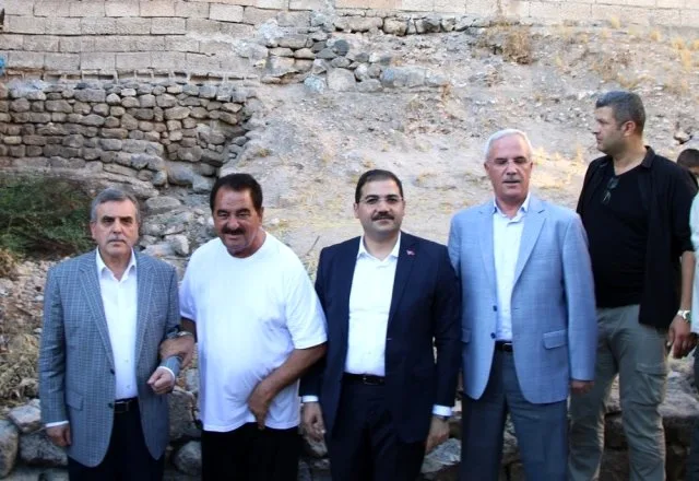 Mağarada doğulan İbrahim Tatlısəs ağladı - FOTO - VİDEO