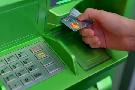 Bankomat qarşısında növbəyə dayananlar - HƏBS OLUNUR